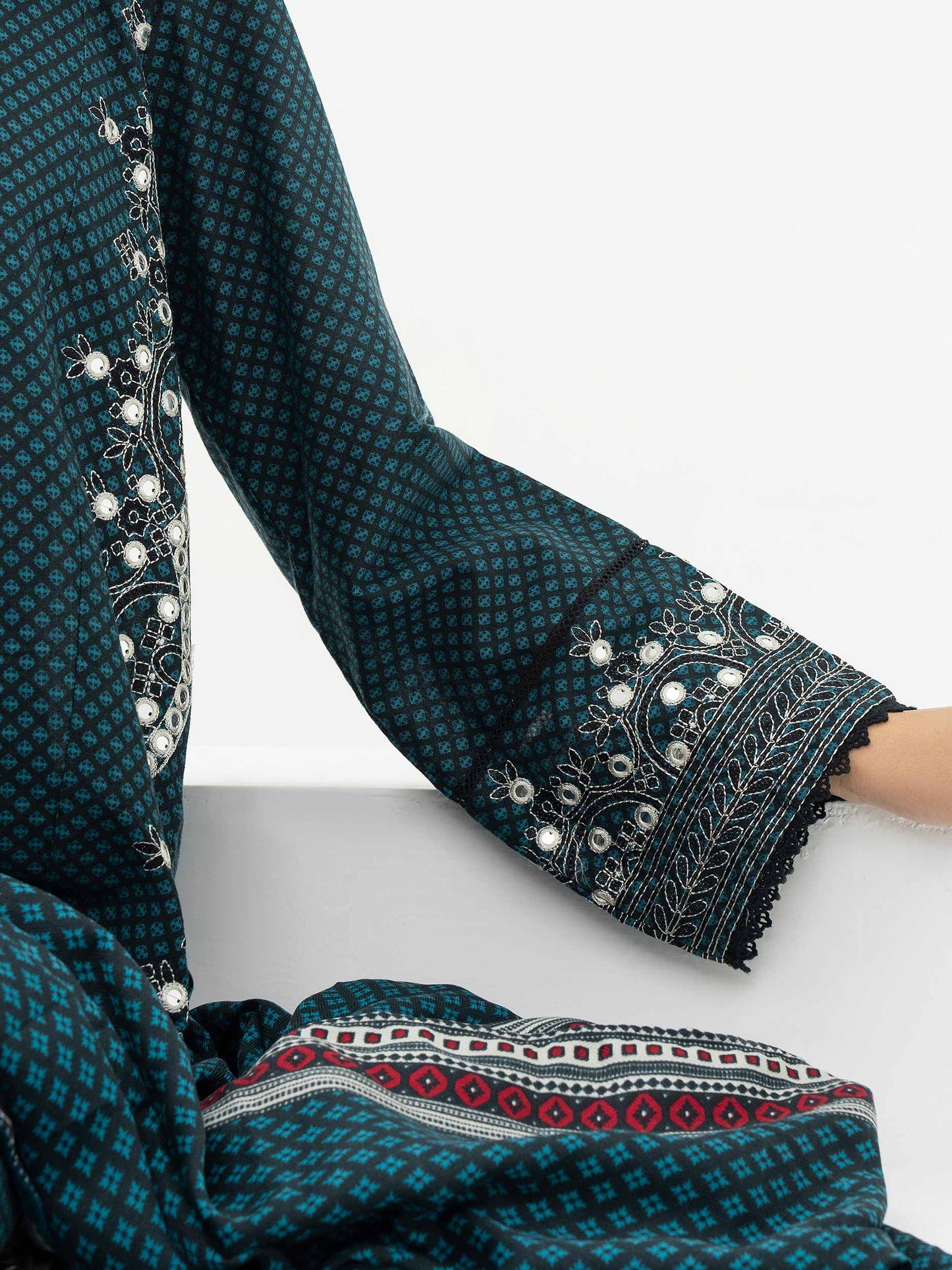 2 Piece Khaddar Suit-Embroidered (Pret)