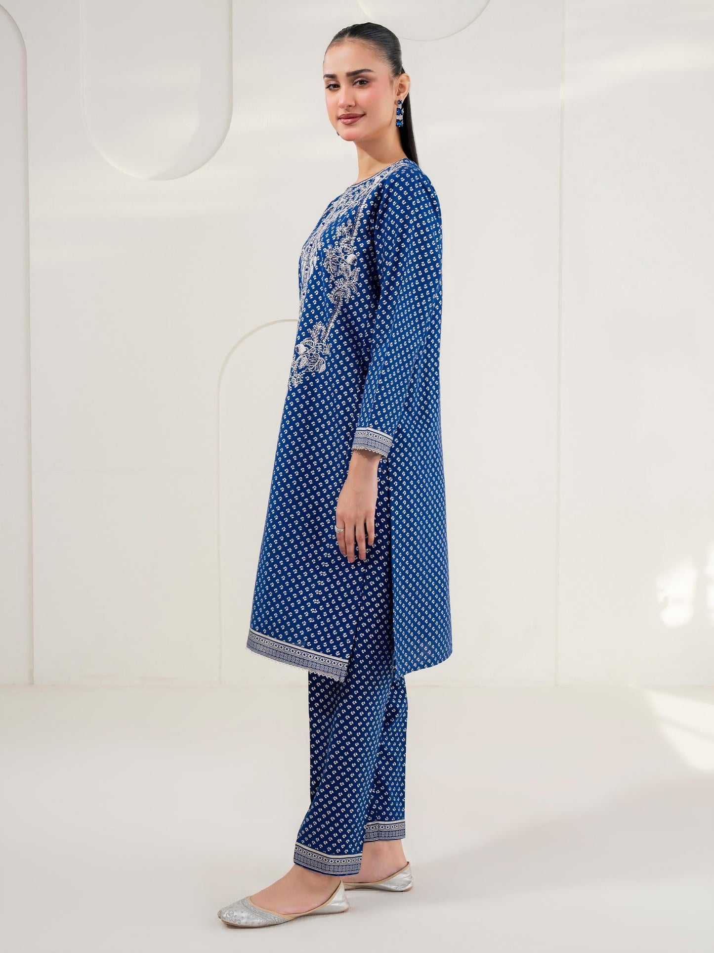 2 Piece Khaddar Suit-Embroidered (Pret)