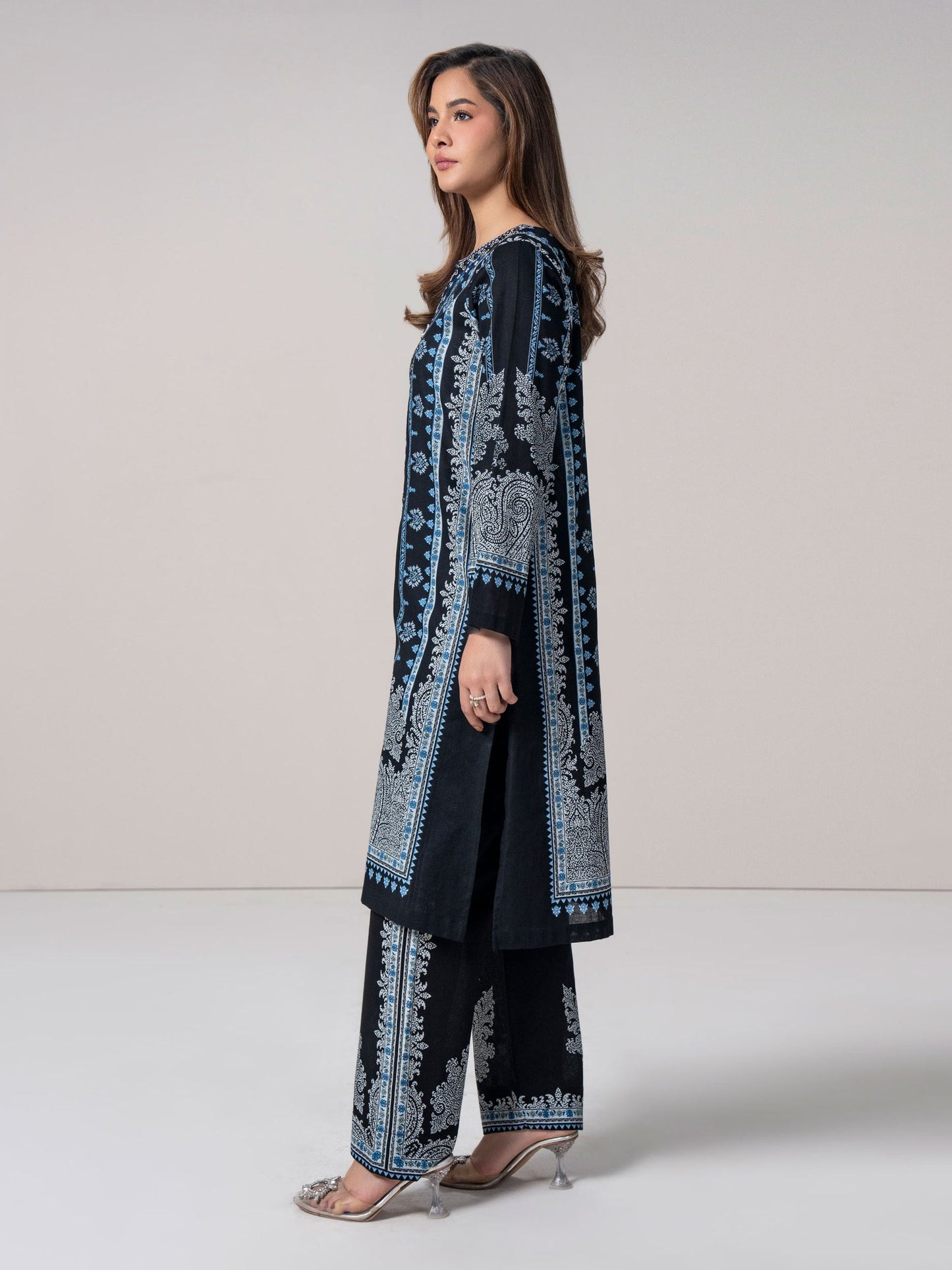 2 Piece Khaddar Suit- Embroidered (Pret)