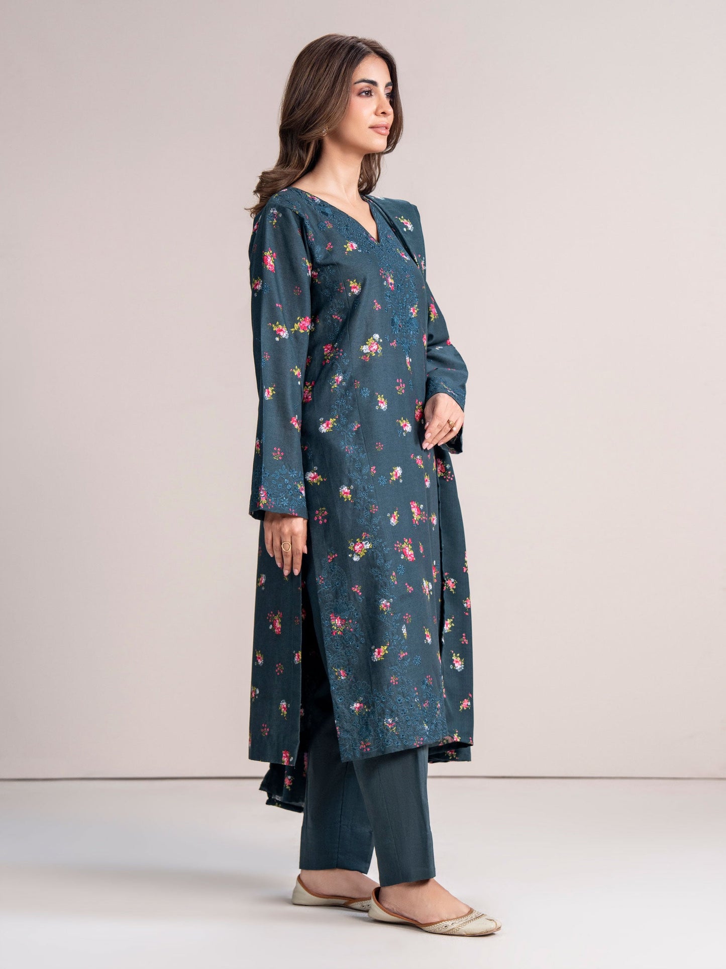 3 Piece Khaddar Suit- Embroidered (Pret)